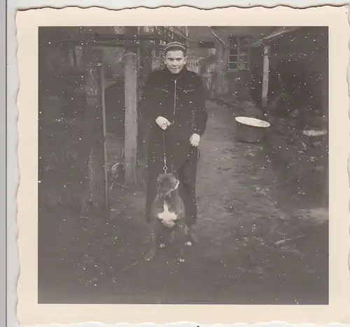 (F28881) Orig. Foto Junge mit Hund im Garten 1950er