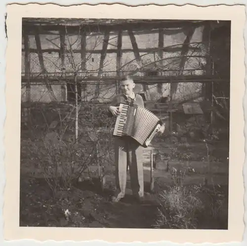 (F28880) Orig. Foto Junge mit Akkordeon im Garten 1950er