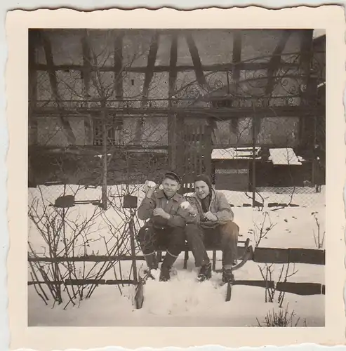 (F28879) Orig. Foto Jungs mit Schlitten im verschneiten Garten 1950er