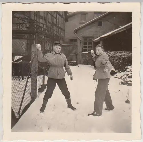 (F28878) Orig. Foto Jungs mit Schneebällen am Haus 1950er