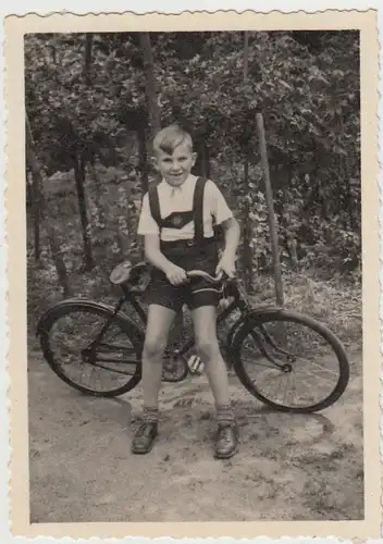 (F28869) Orig. Foto Junge mit Fahrrad im Freien 1949