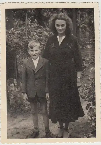 (F28867) Orig. Foto Frau mit Junge im Freien 1949