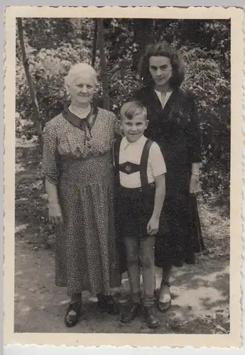 (F28865) Orig. Foto Frauen mit Junge im Freien 1949