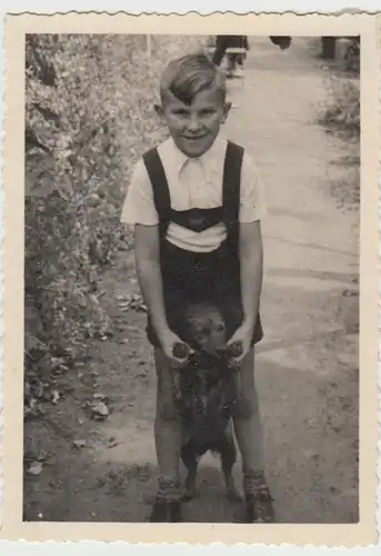 (F28864) Orig. Foto Junge mit Hund Waldi im Freien 1949