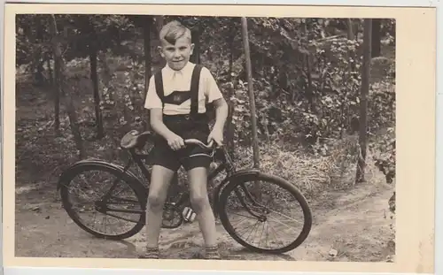 (F28863) Orig. Foto Junge mit Fahrrad im Freien 1949