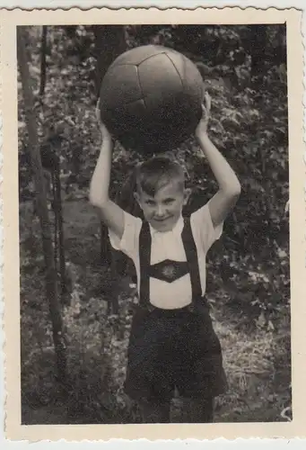 (F28862) Orig. Foto Junge mit großem Ball im Garten 1949