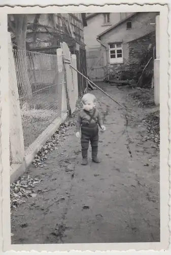 (F28851) Orig. Foto Kleinkind auf dem Weg am Wohnhaus 1940er