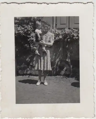 (F28850) Orig. Foto Frau mit Kleinkind auf Arm im Freien 1943