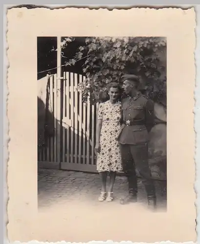 (F28849) Orig. Foto deutscher Soldat mit Frau im Freien 1943