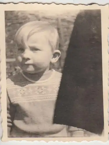 (F28843) Orig. Foto Kleinkind im Garten 1943
