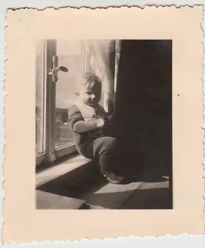 (F28841) Orig. Foto Kleinkind sitzt auf Fensterbank 1943