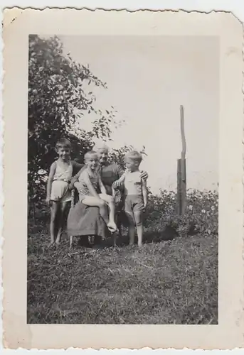 (F2884) Orig. Foto 3 Jungs mit Oma im Freien