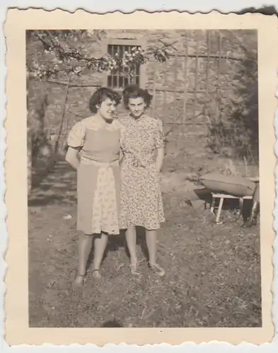 (F28837) Orig. Foto Frauen im Garten 1943