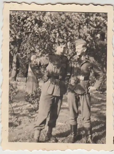 (F28836) Orig. Foto deutsche Soldaten im Garten 1943