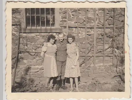 (F28832) Orig. Foto deutscher Soldat mit Frauen am Wohnhaus 1943