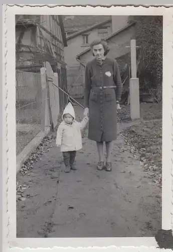 (F28826) Orig. Foto Frau mit Kleinkind am Wohnhaus 1940er