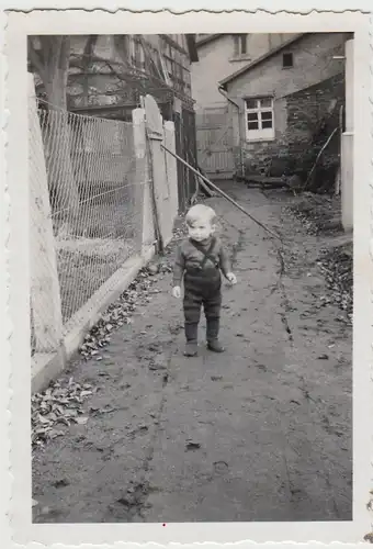 (F28825) Orig. Foto Kleinkind auf dem Weg am Wohnhaus 1940er