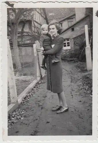 (F28824) Orig. Foto Frau mit Kleinkind am Wohnhaus 1940er