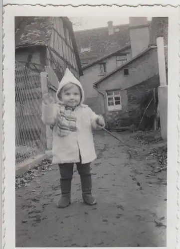 (F28823) Orig. Foto Kleinkind Finni am Wohnhaus 1940er