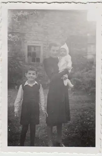 (F28819) Orig. Foto Frau mit Kindern am Wohnhaus, April 1942
