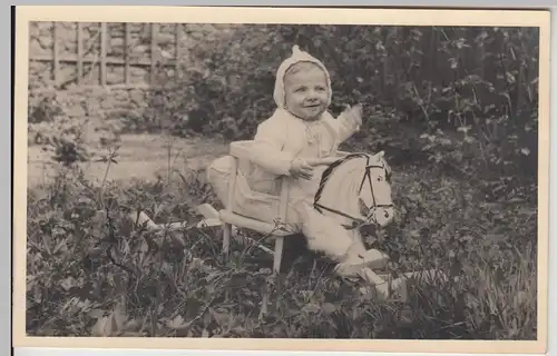 (F28816) Orig. Foto Kleinkind Hans-Joachim auf Schaukelpferd i. Garten 1942