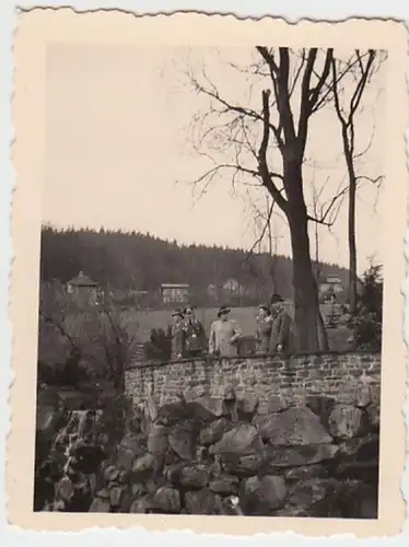 (F2881) Orig. Foto Personen (u.a. Wehrmacht) an Mauer, Quelle, vor 1945