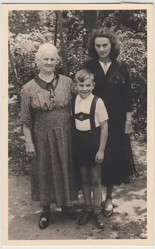 (F28808) Orig. Foto Frauen und Junge im Freien 1940