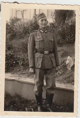 (F28804) Orig. Foto Soldat Oswald Specht im Freien 1940