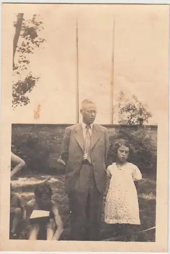 (F28800) Orig. Foto Mann mit Kinder im Freien 1940er