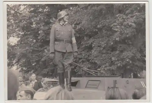 (F28798) Orig. Foto deutscher Soldat steht auf Militärfahrzeug 1940er