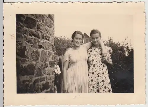 (F28794) Orig. Foto junge Damen am Haus, kleiner Junge lugt 1939