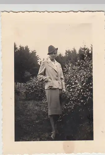 (F28793) Orig. Foto junge Frau im Freien 1939