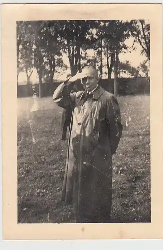 (F28792) Orig. Foto Mann mit mantel im Freien 1940er
