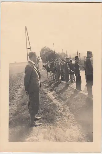 (F28789) Orig. Foto Jungs stehen am Straßenrand 1940/50er