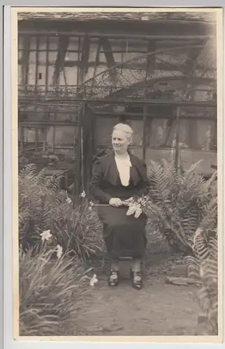 (F28788) Orig. Foto Frau sitzt in einem Garten 1939