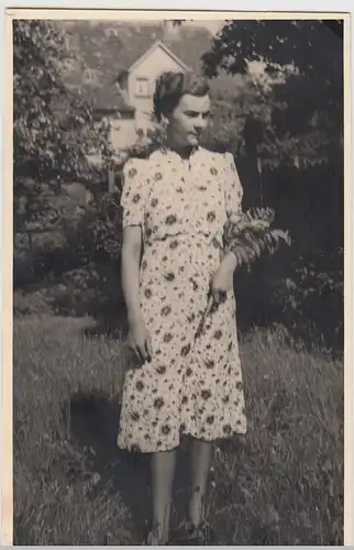 (F28787) Orig. Foto junge Frau mit Blumen im Garten 1938