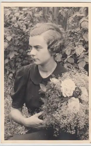 (F28786) Orig. Foto junge Frau mit Blumen im Garten 1938