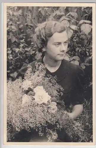 (F28784) Orig. Foto junge Frau mit Blumen im Garten 1938