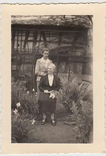 (F28781) Orig. Foto Frauen in einem Garten 1939