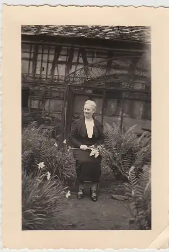 (F28780) Orig. Foto Frau sitzt in einem Garten 1939