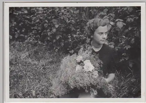 (F28778) Orig. Foto junge Frau mit Blumen im Garten 1938