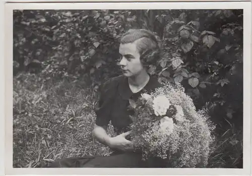 (F28776) Orig. Foto junge Frau mit Blumen im Garten 1938