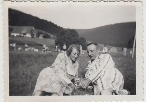 (F28773) Orig. Foto Personen Hans und Anny auf der Wiese 1930er