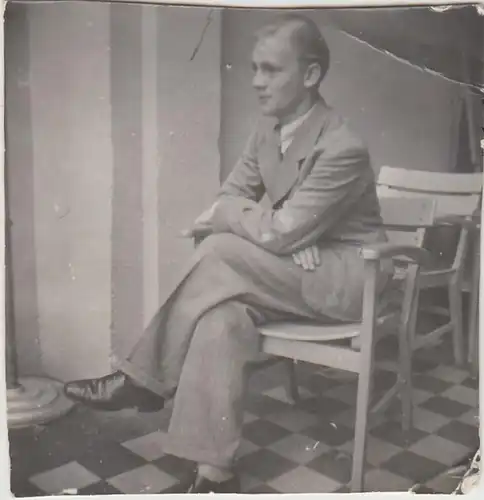 (F28770) Orig. Foto junger Mann sitzt auf Stuhl 1940/50er