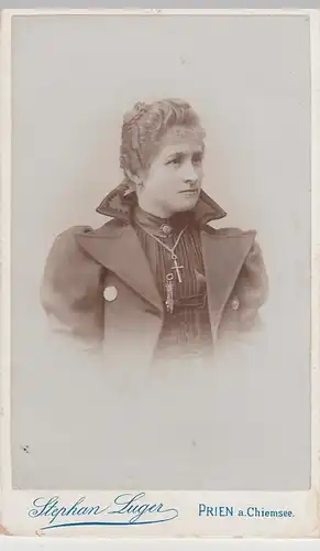 (F2877) Orig. Kabinettfoto junge Frau, Fotograf Prien a. Ch. um 1900