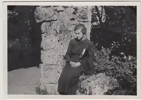 (F28766) Orig. Foto junge Frau im Schlosspark Schwetzingen 1938