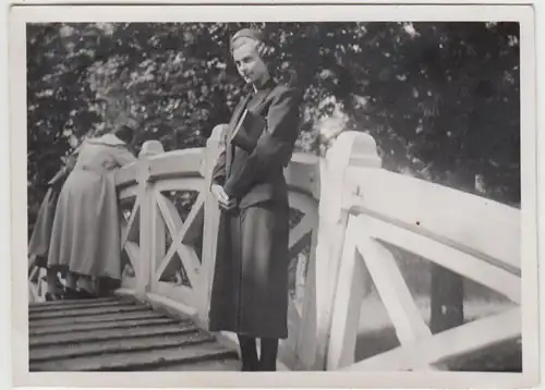 (F28765) Orig. Foto junge Frau im Schlosspark Schwetzingen 1938