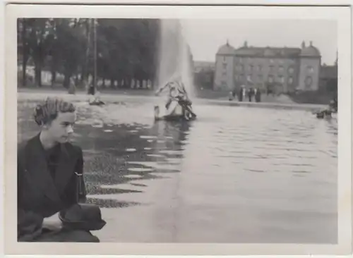 (F28764) Orig. Foto junge Frau im Schlosspark Schwetzingen 1938