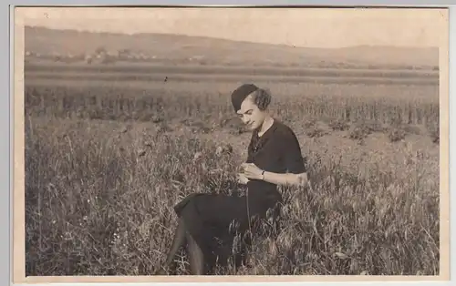 (F28763) Orig. Foto junge Frau sitzt am Feld, Pfingsten 1938