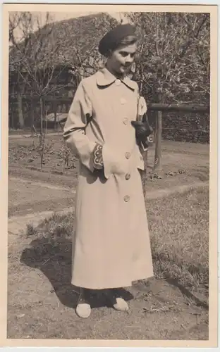 (F28762) Orig. Foto junge Frau mit Mantel im Freien 1937